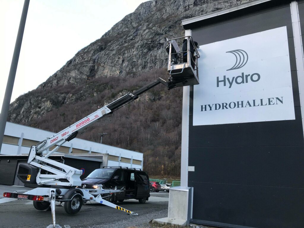 Montering av tredelt fasadeskilt