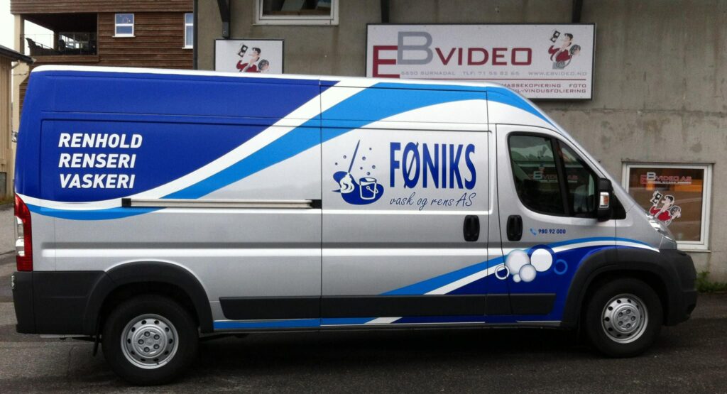 Foliert stor varebil for Føniks Vask og Rens AS