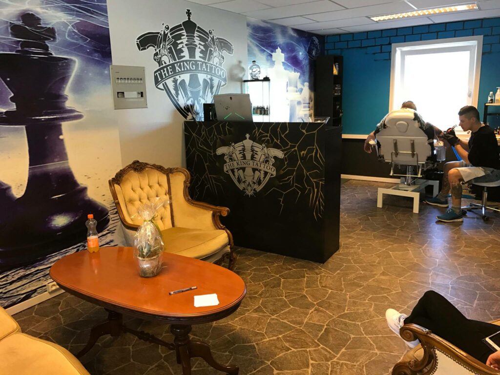 Tapet på vegg og skranke hos The King Tattoo