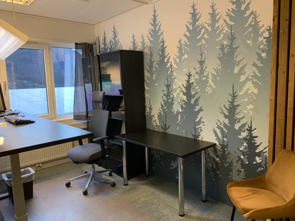 Tapet med skogsmotiv i rolige farger